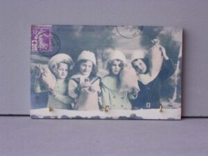 Plaque W/3Hooks