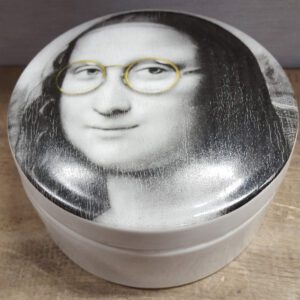 5.5" Round Box w Face glasses