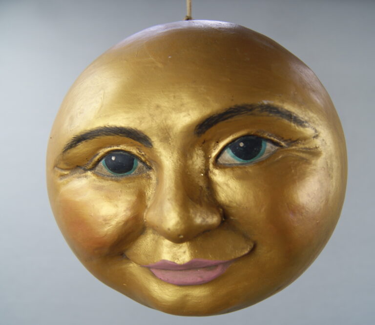 Moonface orn Gold antique