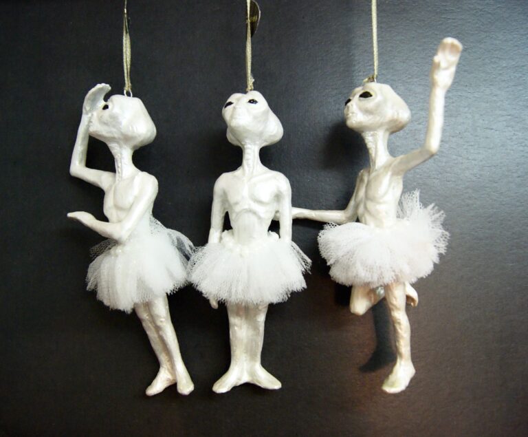 Ballerina alien A/3 white w/skirt