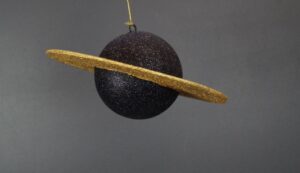 PLANET LRG GOLD LEAF/BLCK GLIT WNGS