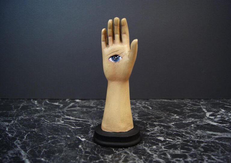 Sml Hand with Eye Skintone