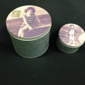 Tin box round old pic S/2