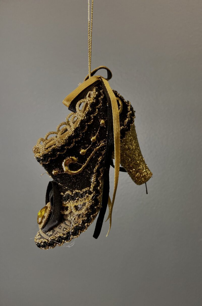 Etheral shoe ornament black