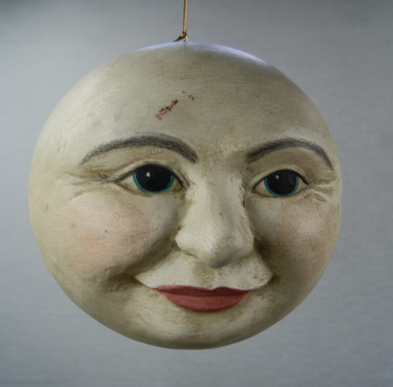 Moonface orn White ant