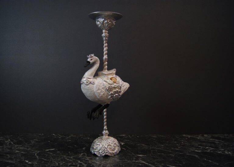 Swan Candle Holder Whilte with Pearlized pole