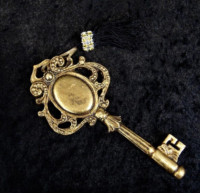 Amaris' key orn gold ant with black tassel