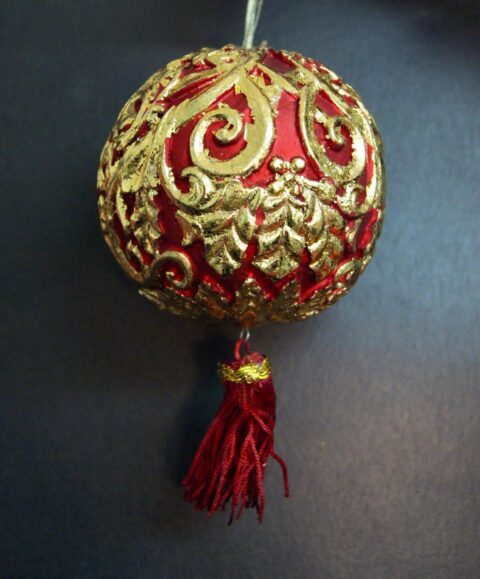 Leaves & Swirls design orn GL & Sat Red w/ tassel