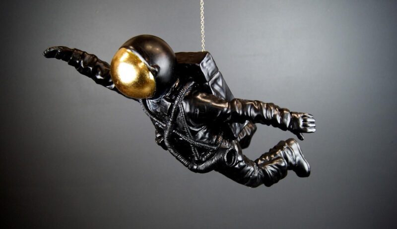 19" Astronaut