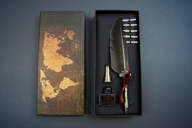 Quill ink set with pen stand