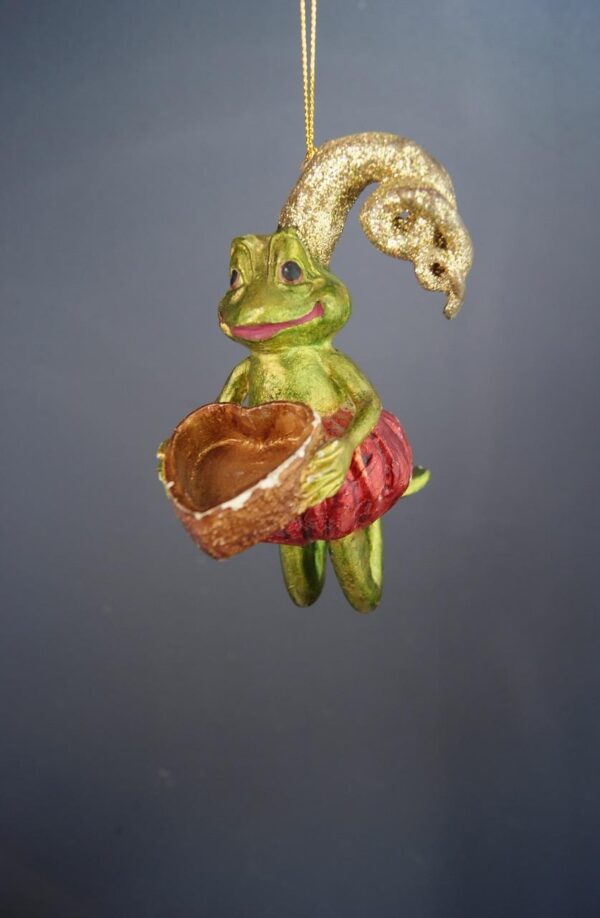 Kneeling frog w heart
