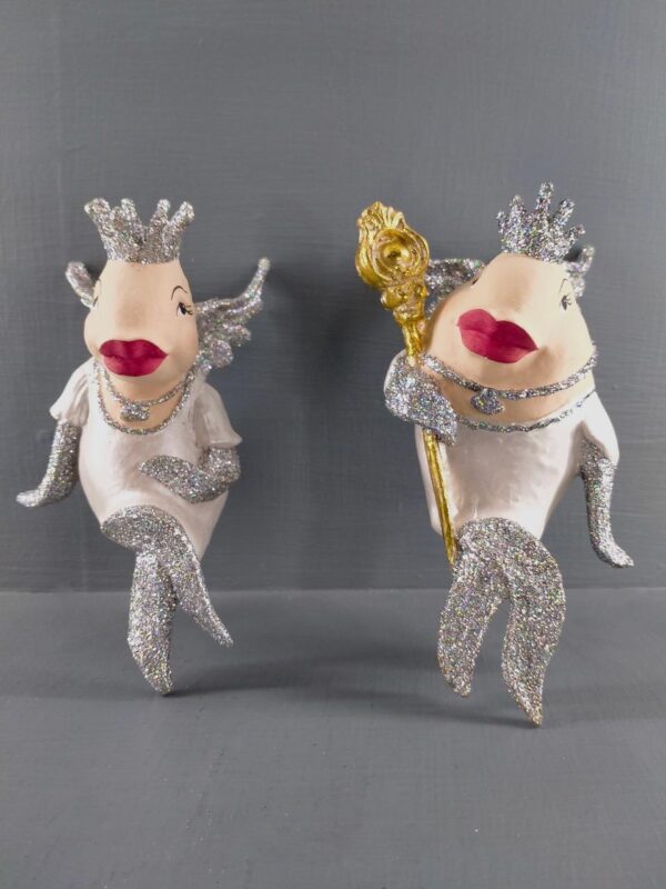 Pouty lips queen fish pearlized w/ glits a/2