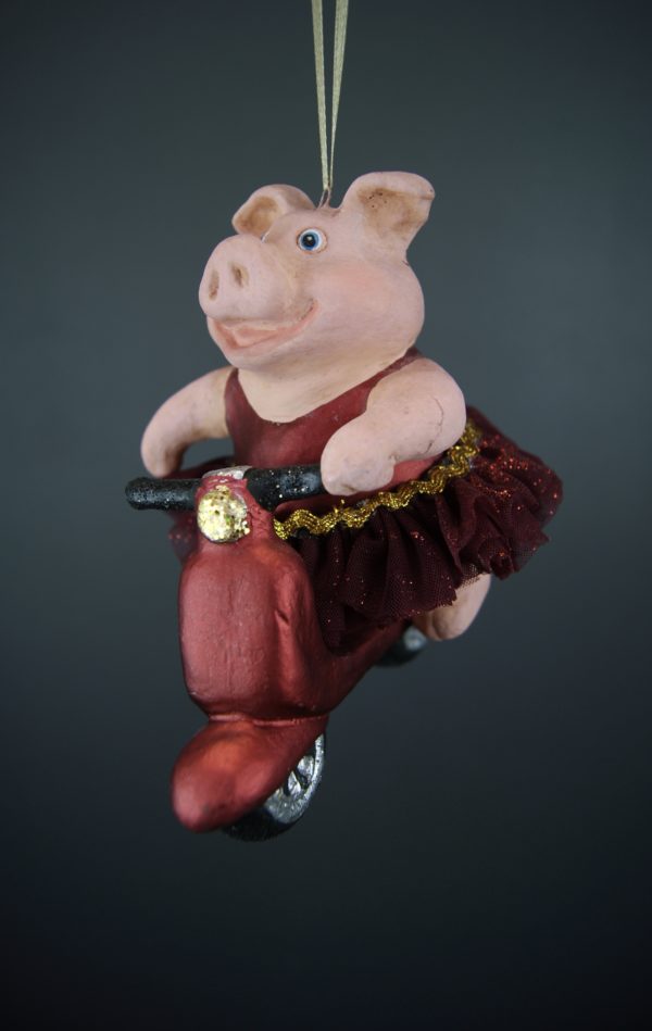 Percy pig scooter orn sat red w/ fabskirt