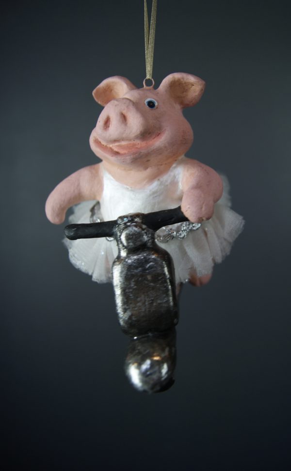 Percy pig scooter orn pearl white w/ fabskirt