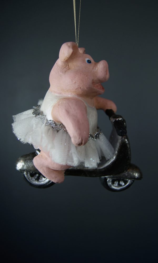 Percy pig scooter orn pearl white w/ fabskirt - Image 2