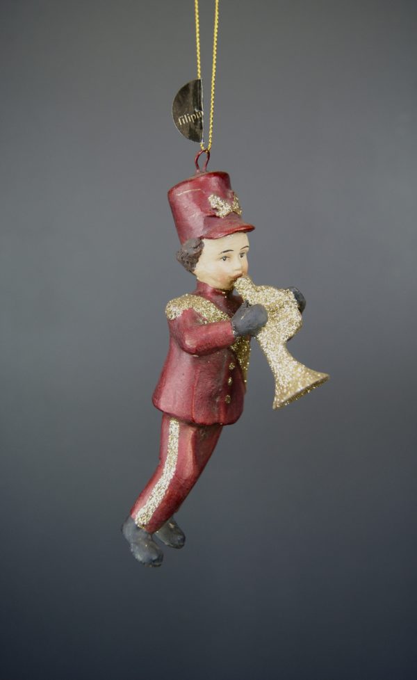Boy w/ trumpet sat glits
