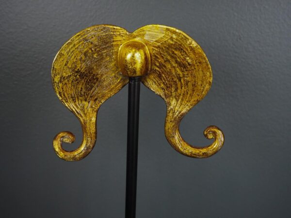 Resin Beard w Metal Base - Image 3