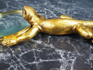 Resin lizard magnifying glass
