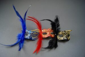 Mini mask w feather 3 ass