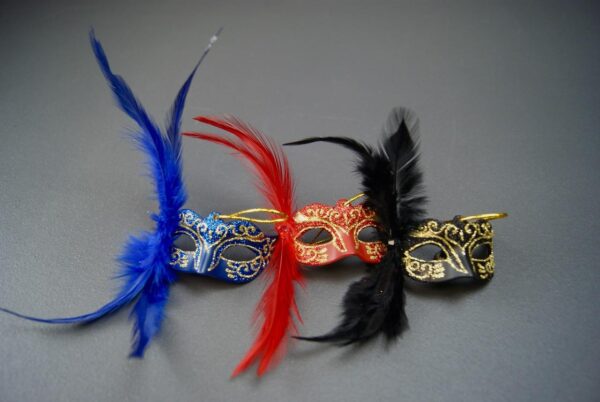 Mini mask w feather 3 ass