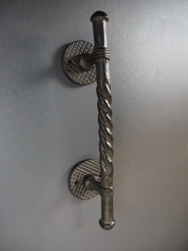 Lucien handle