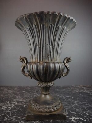 Urn of Hesperides black