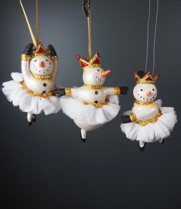 Snowrinas with White Fabskirt a/3