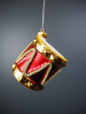 Drum orn red with gold string