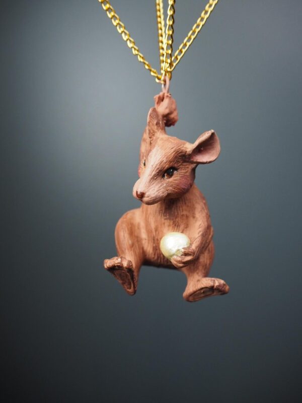 Mouse holding on chain in gold moonface - Image 2
