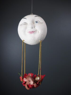 Mouse on leaf small winking moonhead
