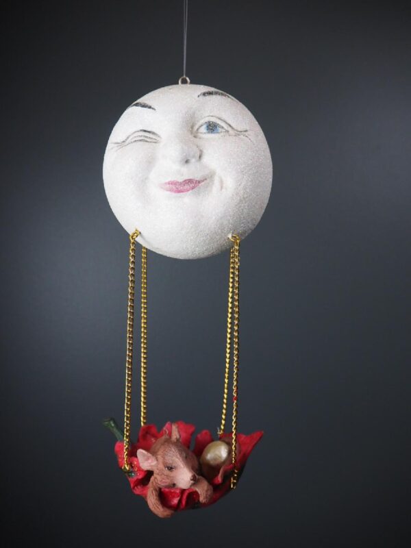 Mouse on leaf small winking moonhead