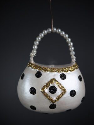 Bag orn in pearl white w/ black polka dot glits & pearl hand