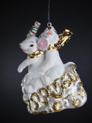 Sibling mouse in pearl white cake orn with glits