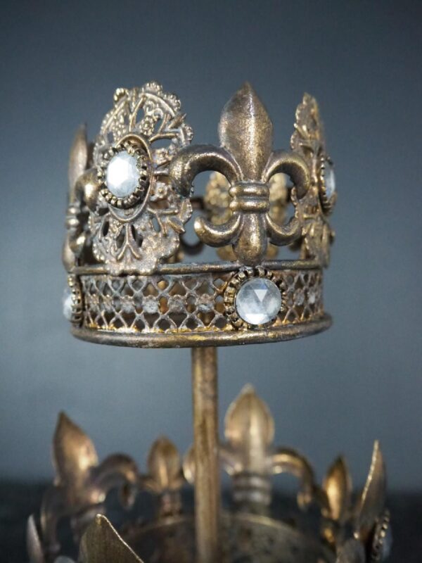 Crown in dome - Image 2