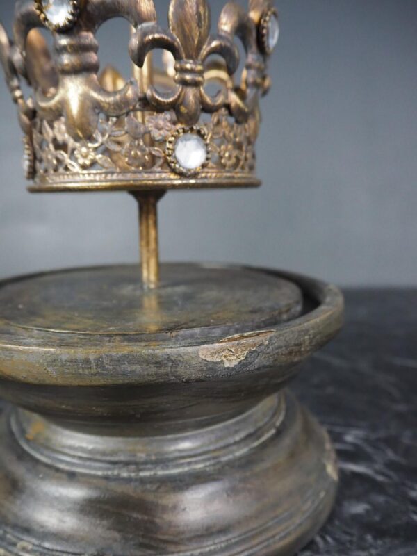 Crown in dome - Image 3
