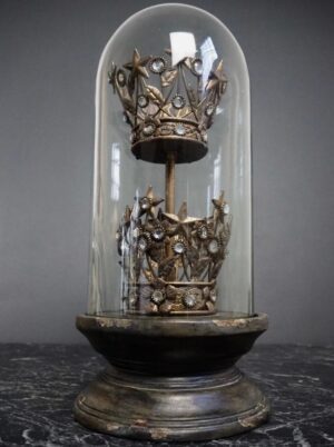 Crown in dome
