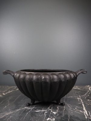 Kettle planter iron