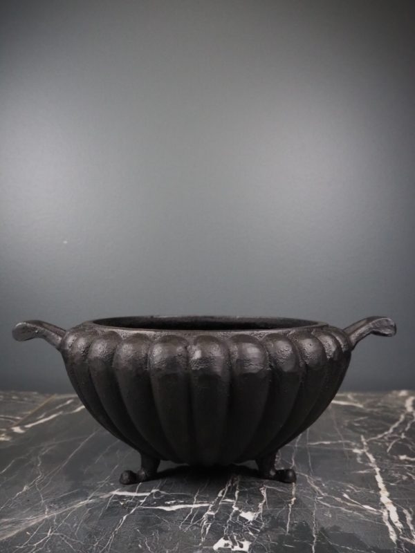 Kettle planter iron