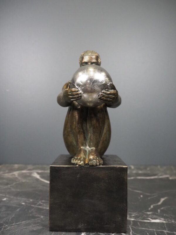 Man holding ball - Image 2