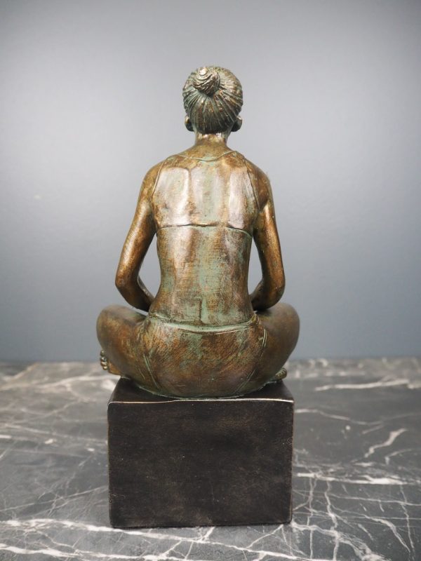 Woman holding ball - Image 3