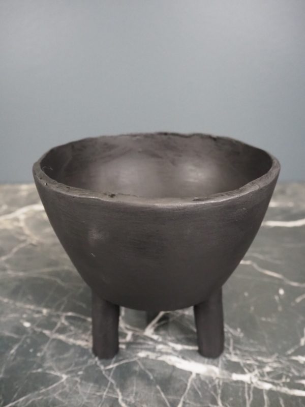 Trileg pot in matt black - Image 2