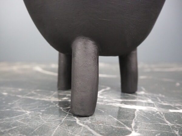 Trileg pot in matt black - Image 3
