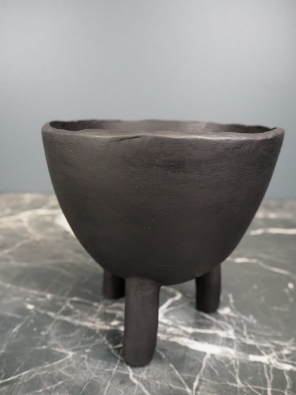 Trileg pot in matt black - Image 4