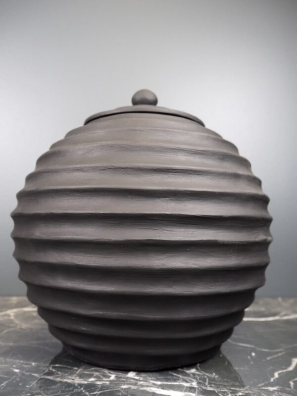 Beehive Pot Matt black