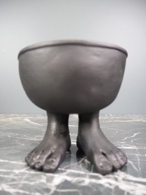 Round pot in black w/ foot stand