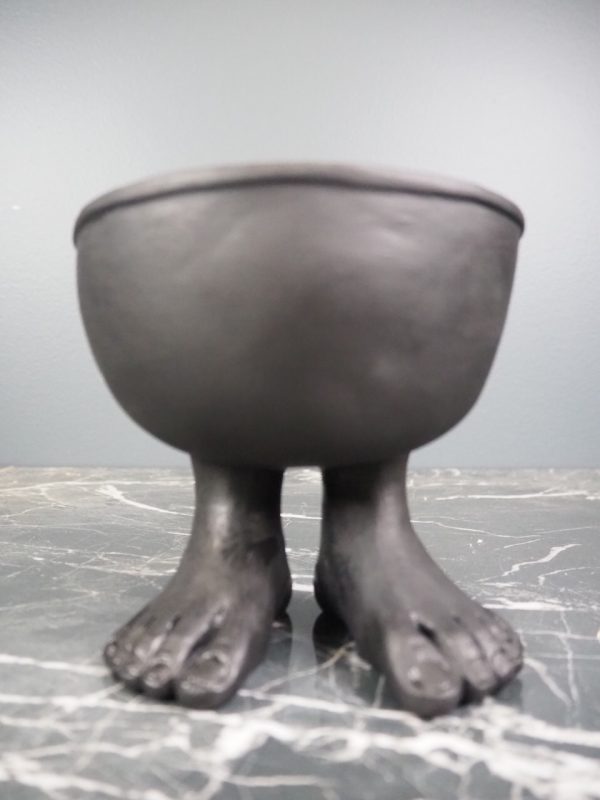Round pot in black w/ foot stand