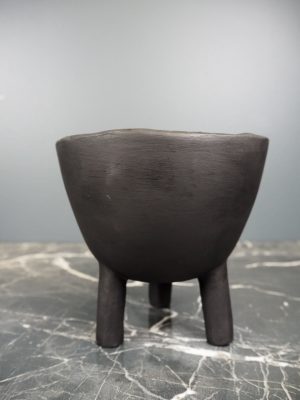 Trileg pot in matt black