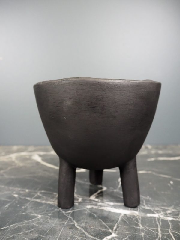 Trileg pot in matt black