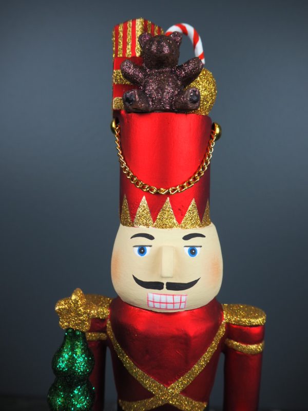 Nutcracker w/tree/gift/hat red 1,5 ft - Image 2