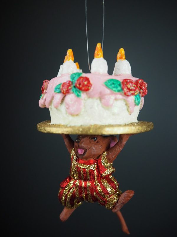 Little red mouse carrying cake - Image 3